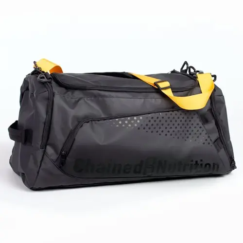 En svart träningsväska för gymmet med gul axelrem tillverkad av Chainer Nutrition Gear